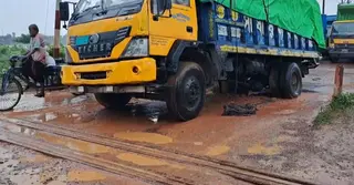 কালিয়াকৈরে রেলক্রসিংয়ে ধানবোঝাই ট্রাক আটকে ট্রেন চলাচলে তিন ঘণ্টা বিঘ্ন
