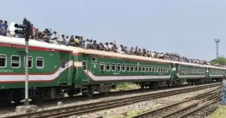 অবশেষে ‘ছাদভর্তি’ যাত্রী নিয়ে ছেড়ে গেলো নীলসাগর এক্সপ্রেস