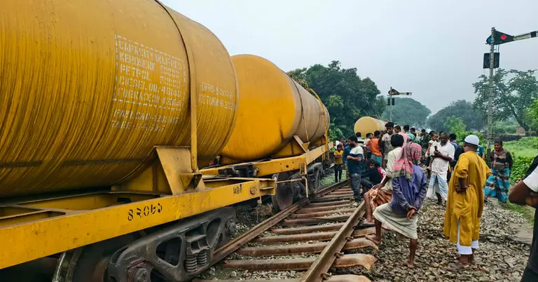 লাইনচ্যুত ট্যাংকার