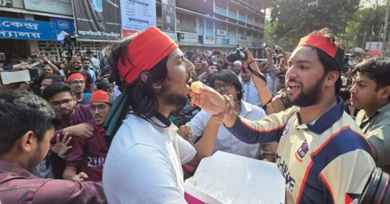 রায় প্রকাশের পর টিএসসিতে শিক্ষার্থীদের মিষ্টি বিতরণ