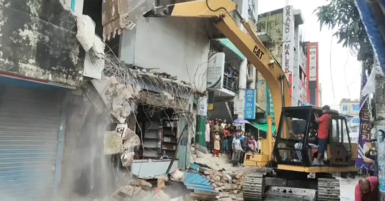 প্রশাসনের উচ্ছেন অভিযান