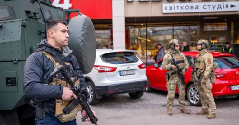 গুলি করার জায়গায় পুলিশ মোতায়েন