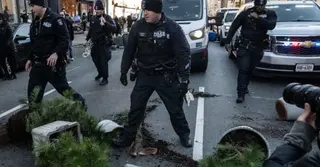 নিউ ইয়র্ক সিটিতে অবৈধ অভিবাসীবিরোধী অভিযানে বিক্ষোভকারীদের বাধা