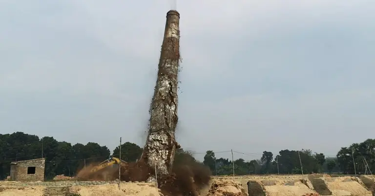 ভেঙে ফেলা হচ্ছে অবৈধ ইটভাটা