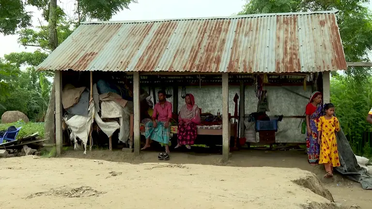 ভাঙনের কবলে বাস্তুহারা নদীপাড়ের মানুষ