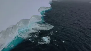 সাগরে ভাসছে বিশাল হিমশৈল