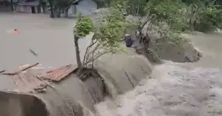 ভোলায়  রিং বেড়িবাঁধ ভেঙে লোকালয় প্লাবিত