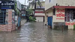 ভারি বৃষ্টিতে জলাবদ্ধতার কবলে দেশের বিভিন্ন অঞ্চল