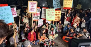 নারী বিদ্বেষী প্রচারণার বিরুদ্ধে মধ্যরাতে শাহবাগে মশাল মিছিল