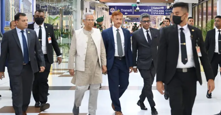 বিমানবন্দরে প্রধান উপদেষ্টা