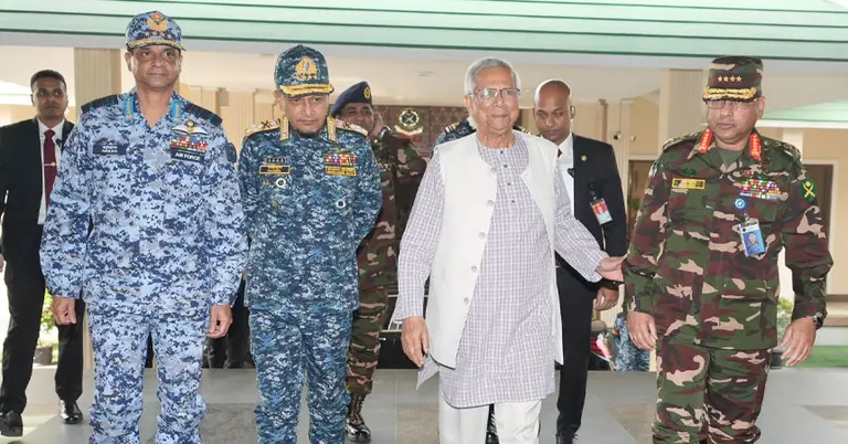 প্রধান উপদেষ্টা অনুষ্ঠানস্থলে পৌঁছালে তাকে সেনাপ্রধান অভ্যর্থনা জানান