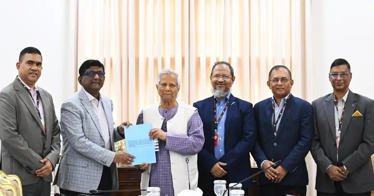 গঠিত কমিটির প্রতিবেদন হস্তান্তর করা হচ্ছে প্রধান উপদেষ্টার কাছে