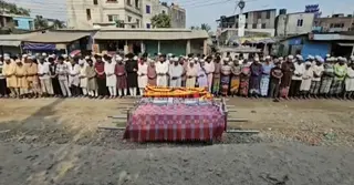 কক্সবাজারে রিসোর্টে আগুন: ফতুল্লায় একই পরিবারের তিনজনের দাফন সম্পন্ন
