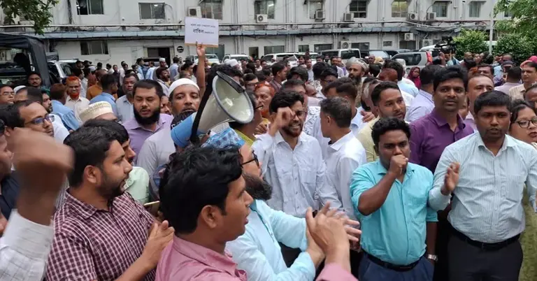 বাদামতলায় কর্মচারী বিক্ষোভ